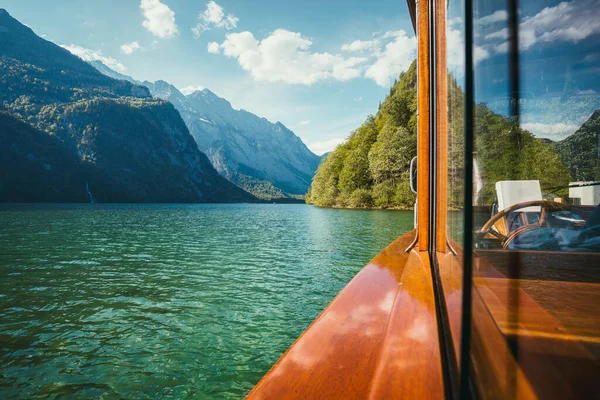 Традиційний Пасажирський Човен Планерує Озері Конігссі Горою Ватцман Задньому Плані — стокове фото