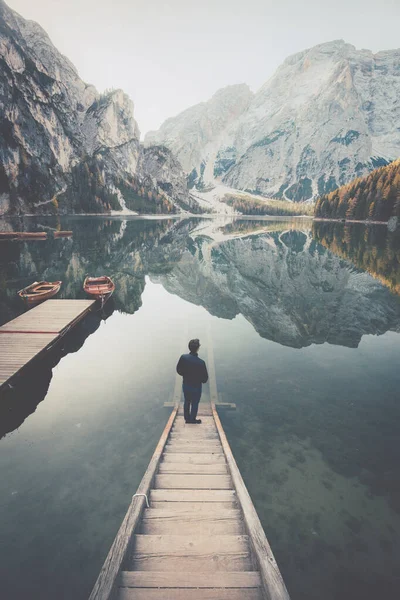 Schöne Aussicht Auf Einen Jungen Mann Der Auf Einer Holztreppe — Stockfoto