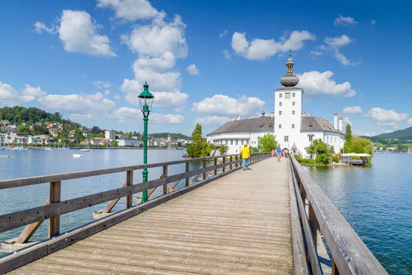 Vacker Utsikt Över Berömda Schloss Ort Med Träbro Vid Sjön — Stockfoto