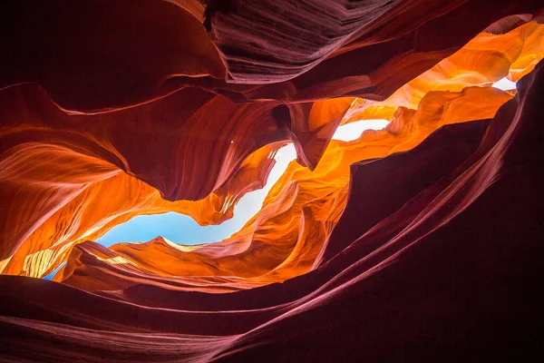 Schöne Weitwinkelaufnahme Erstaunlicher Sandsteinformationen Berühmten Antelope Canyon Einem Sonnigen Tag Stockbild