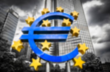 Frankfurt, Almanya 'daki Avrupa Merkez Bankası genel merkezindeki Avrupa İşareti' nin soyut arkaplan bulanıklığı finansal krizi simgeleyen kara dramatik bulutlar