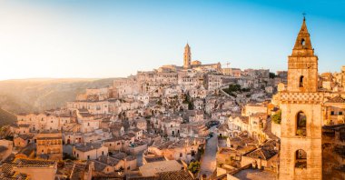 Antik Matera (Sassi di Matera) kasabasının panoramik manzarası gün doğumunda güzel bir altın sabah ışığı, Basilicata, güney İtalya