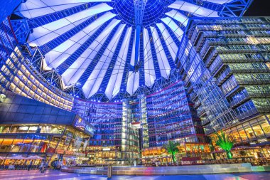 Berlin, Almanya 'daki Potsdamer Platz' daki ünlü Sony Center gece aydınlandı. Modern kompleks ev mağazaları, restoranlar ve Sony 'nin Avrupa karargahı.