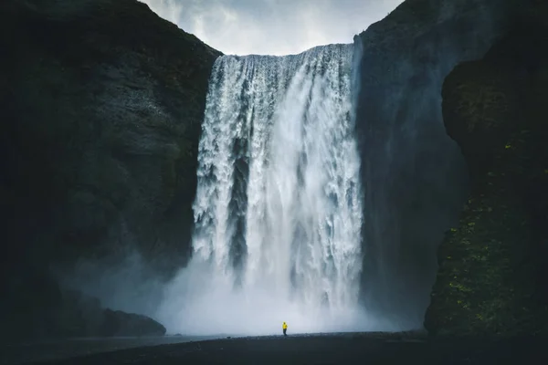 Panorama Pohled Turistu Žluté Pláštěnce Stojící Před Gigantickým Skogafoss Vodopádem — Stock fotografie