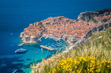 Akdeniz 'in en ünlü turistik beldelerinden biri olan tarihi Dubrovnik kasabasının panoramik hava manzarası, yaz aylarında güzel bir güneşli günde Srt dağından Hırvatistan' ın Dalmaçya kentine doğru geliyor.