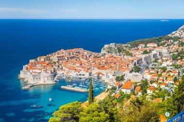 Akdeniz 'in en ünlü turistik beldelerinden biri olan tarihi Dubrovnik kasabasının panoramik hava manzarası, yaz aylarında güzel bir güneşli günde Srt dağından Hırvatistan' ın Dalmaçya kentine doğru geliyor.