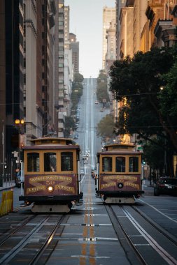 Klasik klasik tarihi Cable Cars manzarası, güneş doğarken ünlü Kaliforniya Caddesi 'nde sürerken antika tarz çapraz işleme filtresi efekti, San Francisco, California, ABD