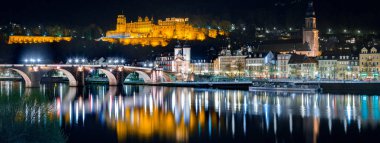 Eski Heidelberg şehrinin panoramik manzarası gece güzel Neckar nehrine yansıyor, Baden-Wuerttemberg, Almanya