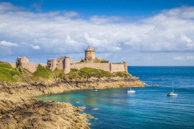 Cote d 'Emeraude' deki ünlü Fort-La-Latte şatosunun güzel manzarası Frehel, Cotes-d 'Armor, Brittany, Fransa