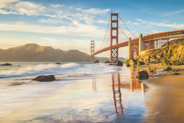 Klasyczny Widok Panoramiczny Słynnego Mostu Golden Gate Widziany Malowniczej Plaży — Zdjęcie stockowe