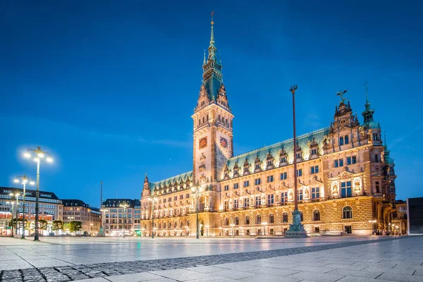 德国汉堡黄昏时分 带有拉索斯马特广场的著名汉堡市政厅的经典黄昏景观在蓝色的时间点亮 — 图库照片