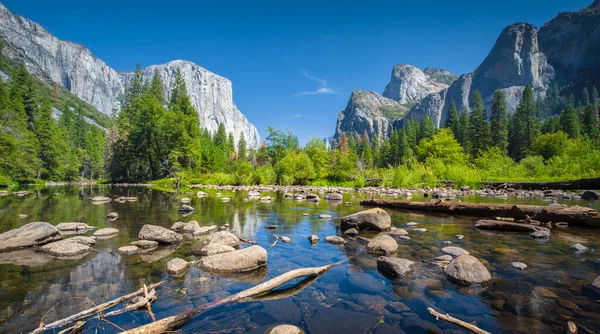 Klasyczny Widok Malowniczą Dolinę Yosemite Słynnym Szczytem Wspinaczkowym Capitan Idylliczną — Zdjęcie stockowe