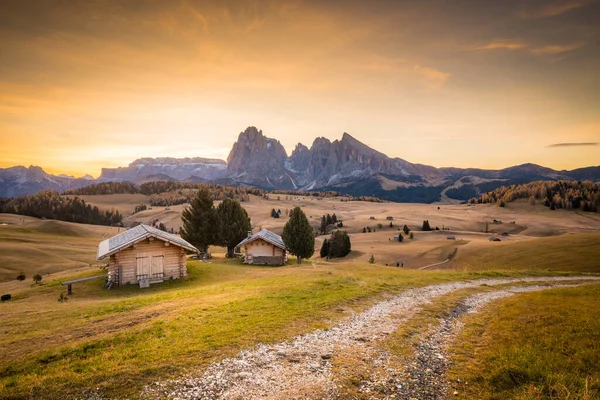 Krásný Výhled Tradiční Dřevěné Horské Chaty Malebném Alpe Siusi Slavnými — Stock fotografie