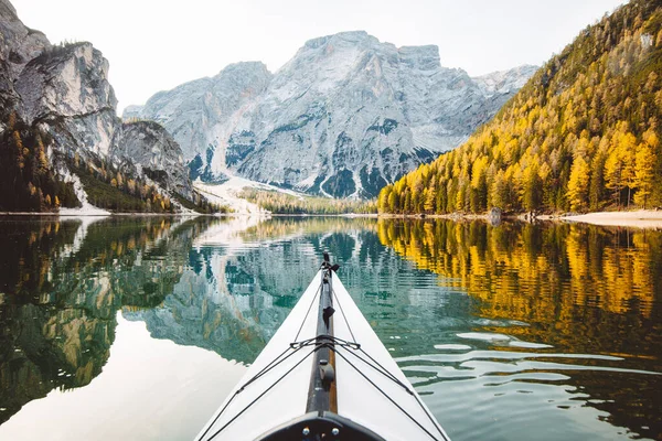 Beautiful View Kayak Calm Lake Amazing Reflections Mountain Peaks Trees — Stock Photo, Image