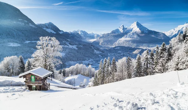 Blick Auf Wunderschöne Winterlandschaft Den Alpen Mit Traditionellem Berghaus Einem — Stockfoto