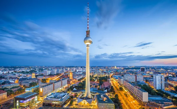 Widok Lotu Berlińskiej Panoramy Słynną Wieżą Telewizyjną Alexanderplatz Dramatycznym Chmurowym — Zdjęcie stockowe