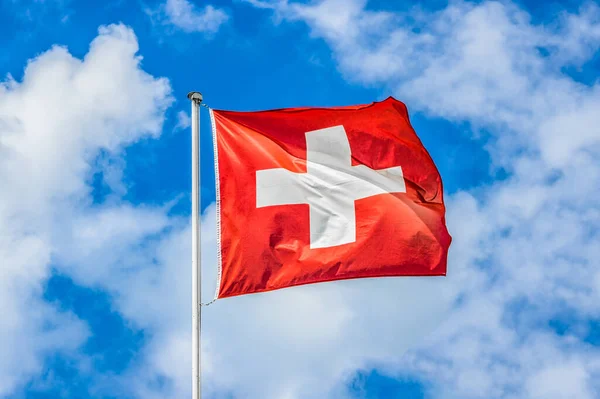 Klassischer Blick Auf Die Schweizer Nationalflagge Die Einem Sonnigen Sommertag lizenzfreie Stockbilder