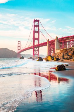 Güneşli bir günde güneşli bir günde güneşli bir günde manzaralı Baker Sahili 'nden görülen ünlü Golden Gate Köprüsü' nün klasik panoramik manzarası, San Francisco, California, ABD