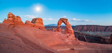 Ünlü Hassas Kemer 'in klasik manzarası, Utah' ın sembolü ve yazın dolunay ile aydınlatılan popüler turistik cazibe, Arches Ulusal Parkı, Moab, Utah, ABD