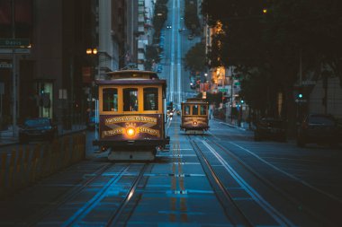 Şafak sökmeden önce ünlü Kaliforniya caddesinde ilerleyen tarihi Cable Cars 'ın büyülü alacakaranlık manzarası, San Francisco, California, ABD
