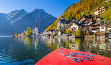 Avusturya 'nın Salzkammergut bölgesinde, sonbaharda Avusturya Alplerinde güzel bir altın sabah ışığında Hallstatt dağ köyünün manzaralı resmi.