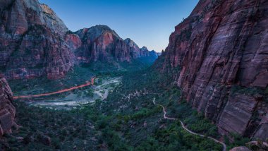 Güneşin alacakaranlıktaki alacakaranlıkta batışından sonra güzel manzara Zion Ulusal Parkı, Springdale, güneybatı Utah, ABD