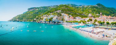 Yaz mevsiminde Salerno Körfezi, Campania, İtalya 'nın ünlü Amalfi Sahili' ndeki güzel Amalfi kasabasının manzarası.
