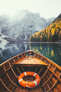 Dolomitlerdeki manzaralı Lago di Braies 'in geleneksel ahşap kayık manzarasının güzel manzarası gün doğumunda, Güney Tyrol, İtalya