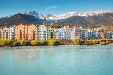 Innsbruck 'un tarihi şehir merkezinin panoramik manzarası Innsbruck nehri boyunca renkli evler ve arka planda Avusturyalı ünlü dağ zirveleri gün batımında güzel bir akşam ışığı altında, Tyrol, Avusturya