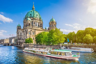Berliner Dom 'un (Berlin Katedrali) ünlü Museumsinsel' deki (Müze Adası) güzel manzarası ve Spree nehrinde gün batımında güzel bir akşam güneşi altında gezinti teknesi, Berlin, Almanya