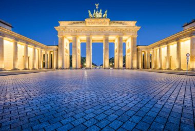 Almanya 'nın en tanınmış simgelerinden biri olan Brandenburg Kapısı' nın panoramik manzarası şafak vakti alacakaranlıkta, Berlin, Almanya