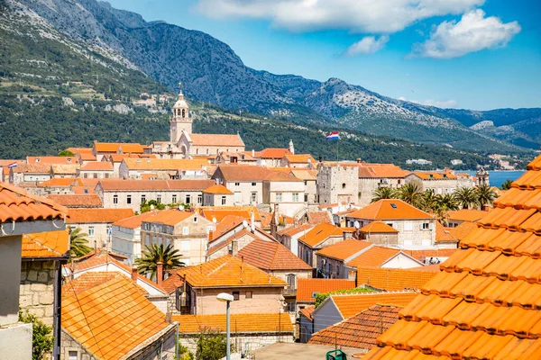 夏には青空と雲が広がる美しい晴れた日には コルクラ島 ダルマチア島 クロアチアの歴史的な町の美しい景色 — ストック写真
