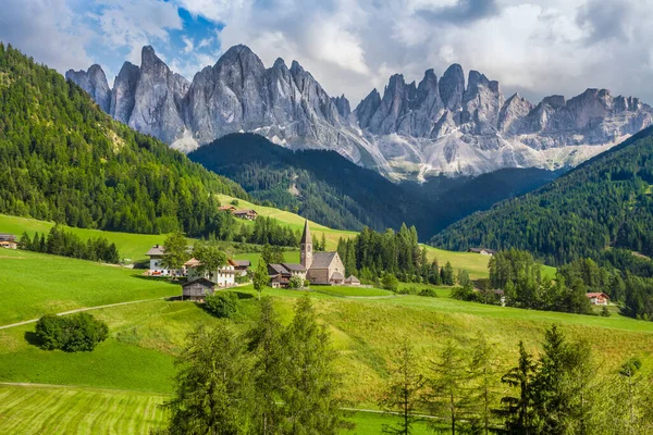意大利北部Val Funes 与著名的Santa Maddelana山村的Dolomites 春天里阳光明媚 天空乌云密布 美丽的田园风光尽收眼底 — 图库照片