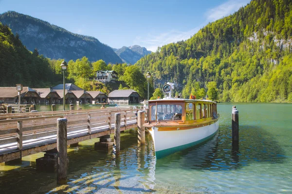 德国巴伐利亚 一个阳光明媚的夏天 传统客轮在美丽的科尼格斯湖上的全景 — 图库照片