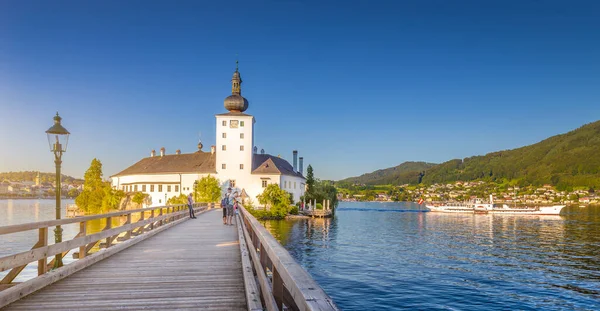 Vista Panorámica Del Famoso Schloss Ort Con Tradicional Barco Vapor —  Fotos de Stock