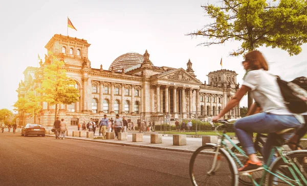 Városi Városi Élet Híres Reichstag Épület Háttérben Gyönyörű Arany Esti — Stock Fotó