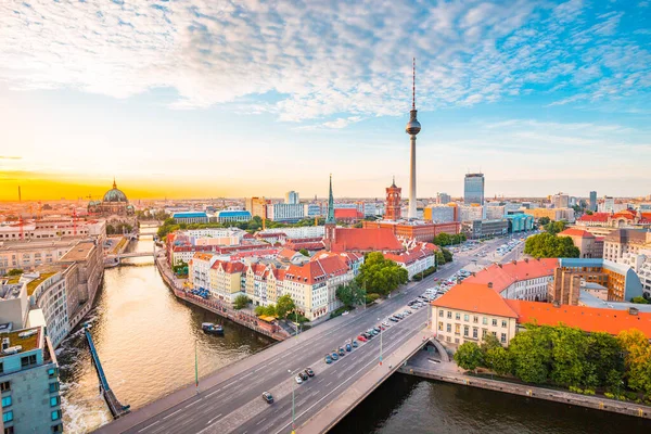 Klasyczny Widok Panoramę Berlina Słynną Wieżą Telewizyjną Szprewą Pięknym Złotym — Zdjęcie stockowe