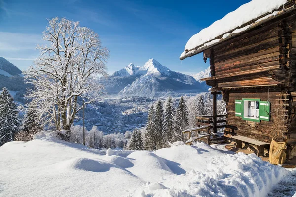 Gyönyörű Hegyvidéki Táj Bajor Alpokban Berchtesgaden Faluval Watzmann Massiffel Háttérben Stock Fotó
