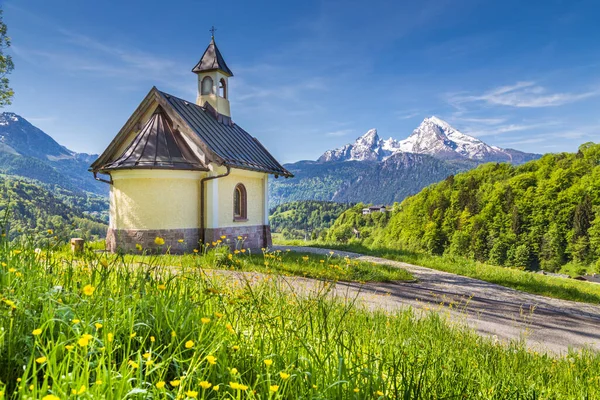 Schöne Aussicht Auf Die Berühmte Kapelle Lockstein Mit Watzmann Hintergrund lizenzfreie Stockbilder