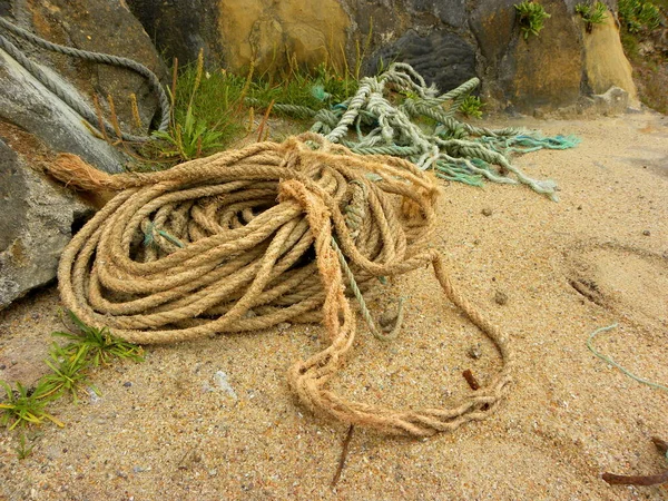 Velhas Cordas Pesca Sujas Uma Praia Areia — Fotografia de Stock