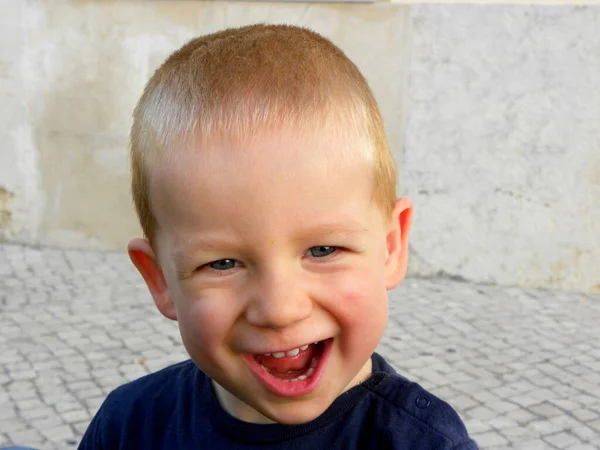 Portret Blondyna Szerokim Uśmiechem Uroczy Trzyletni Chłopiec Patrzy Prosto Kamerę — Zdjęcie stockowe
