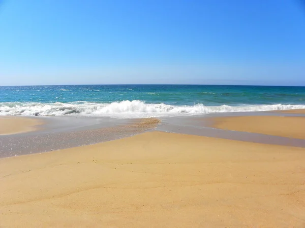Ατλαντικός Ωκεανός Santa Cruz Beach Πορτογαλία Τυρκουάζ Ωκεανός Και Κίτρινη — Φωτογραφία Αρχείου
