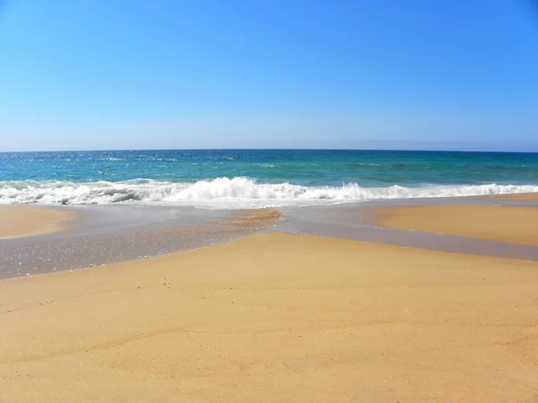 Oceano Atlântico Praia Santa Cruz Portugal Oceano Turquesa Areia Amarela — Fotografia de Stock