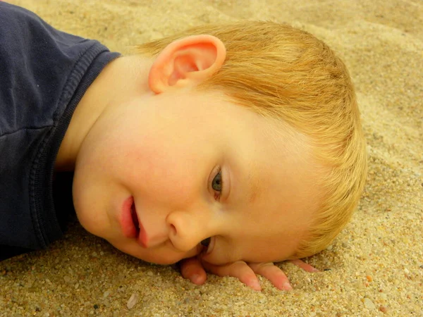 Retrato Encantador Chico Rubio Con Ojos Grises Triste Niño Tres —  Fotos de Stock