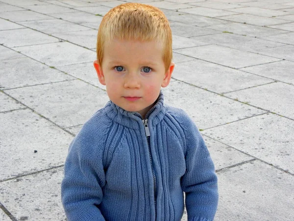 Porträtt Blond Pojke Med Överraskad Blick Och Breda Ögon Charmig — Stockfoto