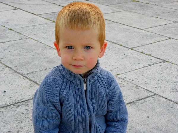 一个金发碧眼的男孩的画像 迷人的三岁男孩直直地看着相机 微笑着 快乐的宝贝 — 图库照片