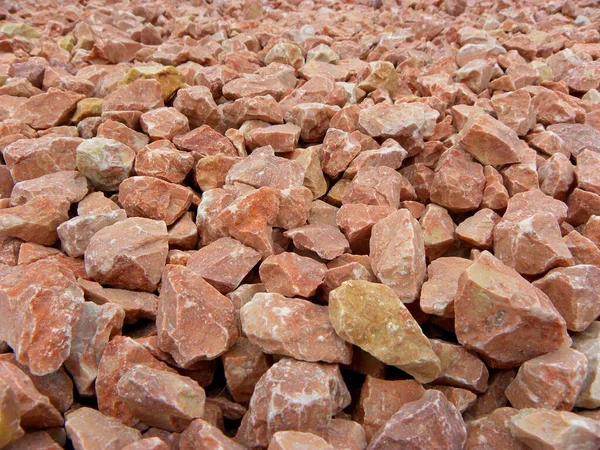 Uma Pilha Pequenas Pedras Rosa Naturais Fundo Rosa Para Papel — Fotografia de Stock