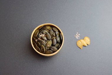 Kabak çekirdekleri kabuklu ve gri arkaplanlı..