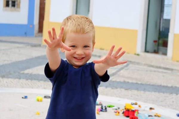 Retrato Encantador Niño Sonriente Niño Tres Años Sonríe Extiende Los —  Fotos de Stock