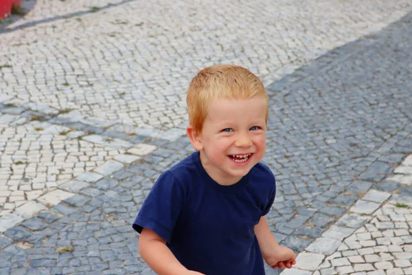 Retrato Menino Loiro Encantador Menino Três Anos Caminha Sorri Criança — Fotografia de Stock